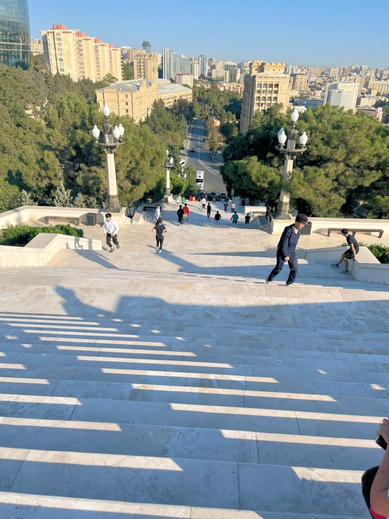 Marmortreppe zum Hochlandpark ber der Stadt Baku