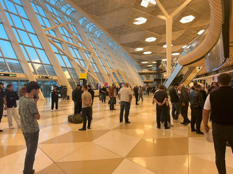 Flughafen Baku: Der Flughafen Baku Heyd?r ?liyev (IATA-Code: GYD, ICAO-Code: UBBB) stellt in Aserbaidschan einen wichtigen internationalen Verkehrsflughafen dar. Im Jahr 2004 wurde er nach Heyd?r ?liyev, dem frheren Prsidenten von Aserbaidschan, benannt