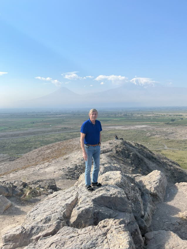 Jrge vor dem Ararat in Armenien: Der Berg Ararat (aus dem Hebrischen, entstanden aus assyrisch Urartu), auch Groer Ararat (trkisch Byk Agri Dagi, armenisch ????? Masis oder ?????? Ararat, kurdisch iyay Agir / Shaxi, auch traditionell persisch ???