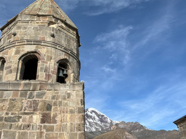 Die Gergetier Dreifaltigkeitskirche, im Hintergrund der Kasbek.  Der Kasbek ist der dritthchste Berg Georgiens mit 5054 Metern und der achthchste Berg des Groen Kaukasus. ber seinen Gipfel verluft die Staatsgrenze zwischen Georgien, Region Mzcheta-Mt