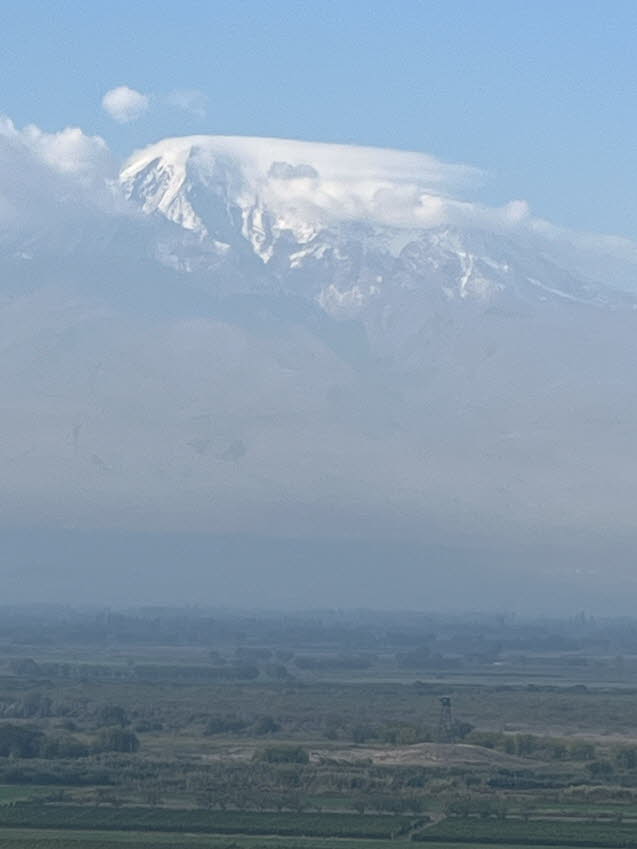 Der Berg Ararat in der Trkei bvon Armenien aus gesehen.