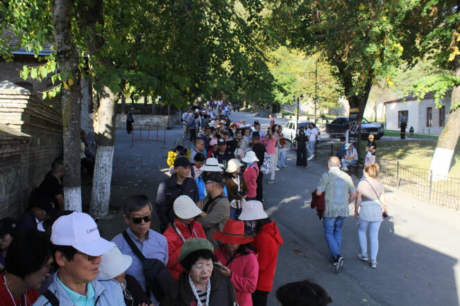 So kam es vor dem Khanspalast fast zu einer Schlgerei zwischen unserer europischen Gruppe und einer asiatischen Gruppe: Wir waren 41 Personen aus Deutschland, Russland, der Schweiz und sterreich  durch viele Gemetzel mit- und gegeneinander historisc