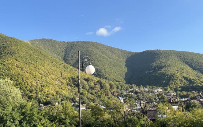 Sheki liegt an der Seidenstrae. Bereits im 2. Jh. v. Chr. nutzten Karawanen die Seidenstraen, das alte Handelsnetz zwischen West und Ost. Eine der fnf zweistckigen, arkadenfrmig gebauten Karawansereien der Stadt, die man in ihrer Funktion mit einem L