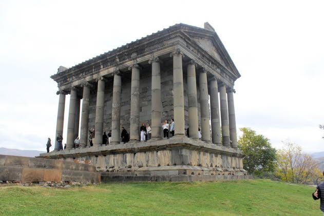 In der Provinz Kotajk in Armenien, etwa 32 km sdstlich von Jerewan bei der Kleinstadt Garni, befindet sich der Tempel von Garni . Die Anfnge der menschlichen Besiedlung reichen bis ins dritte vorchristliche Jahrtausend zurck und bilden eine Schleife d