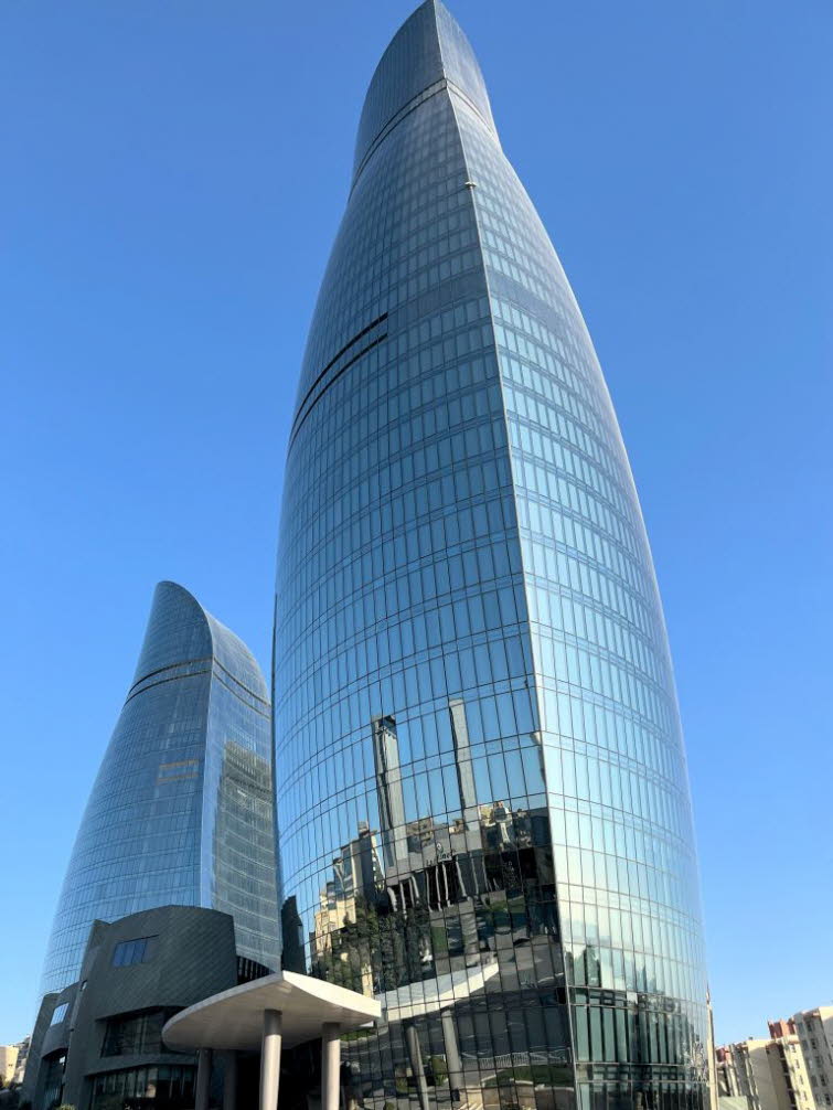 Flammentrme von Baku: Die Flammentrme, die auch Flamer Towers genannt werden, sind inzwischen ein Symbol fr die aufstrebende Stadt Baku und den neuen Wohlstand Aserbaidschans.  2013 wurden sie erffnet und reprsentieren selbstverstndlich eine Flamme,