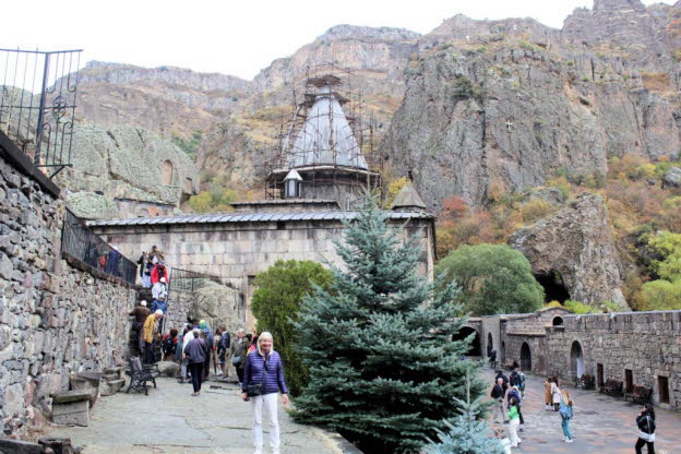 In der Provinz Kotajk befindet sich das Kloster Geghard, ein armenisches Kloster in einer Schlucht am Oberlauf des Azats. Die Verwendung von Hhlen oder teilweise in den Fels gehauenen Rumen sind typisch. Auch hier finden sich Besonderheiten der armenisc;