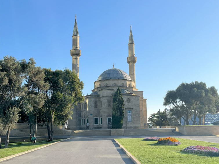 Mrtyrermoschee in Baku: In den frhen 1990er Jahren wurde die Moschee mit Hilfe der trkischen Regierung errichtet. An der Fassade der Moschee befindet sich in arabischer und trkischer Sprache die 154 Ayah aus dem al-baqara-Kapitel des Korans: Sagen Si