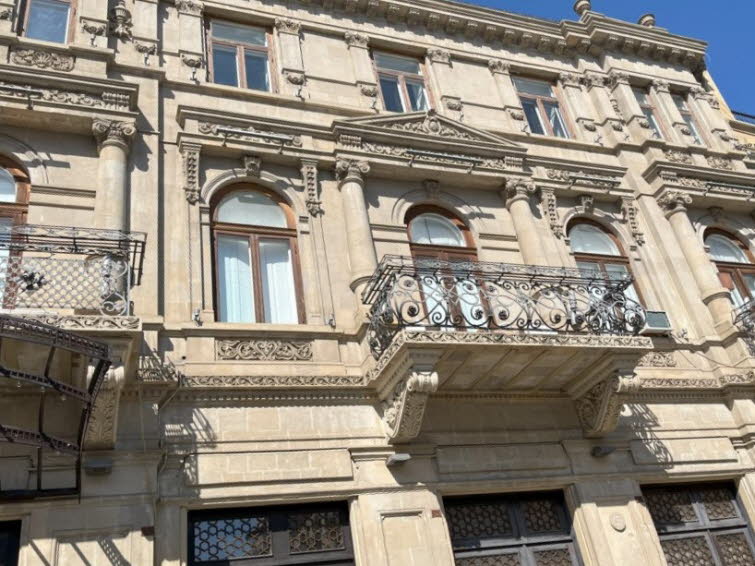 Vagif Mustafazadeh's House Museum: Das Hausmuseum von Vagif Mustafazadeh ist ein Gedenkmuseum des aserbaidschanischen Jazzpianisten und Komponisten Vagif Mustafazadeh und wurde am 28. Juli 1989 gegrndet. 1994 wurde es eine Zweigstelle des Aserbaidschanis