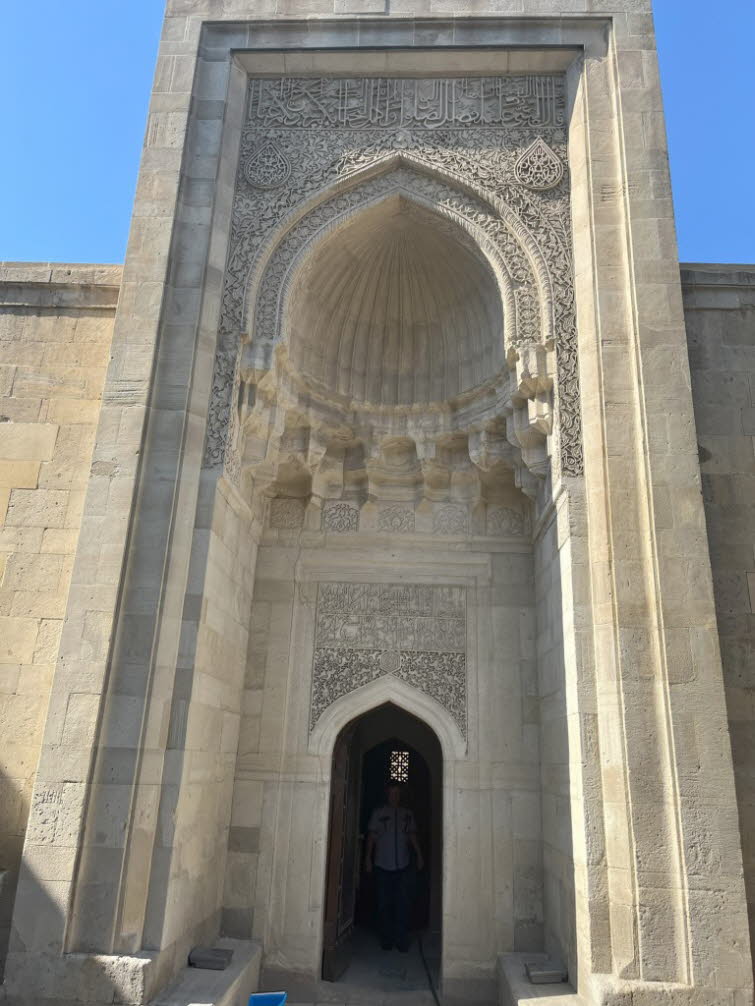 Das Mausoleum der Schirwanschahs (errichtet 1435/1436) ist ein rechteckiges Gebude auf dem Gelnde des Palasts der Schirwanschahs in Baku, Aserbaidschan. Es wird von einer hexaedrischen Kuppel gekrnt, die auen mit Sternen geschmckt ist. Das Portal ist