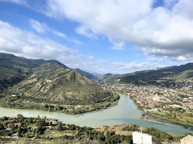 Der Zusammenfluss Der Flsse Mtkwari Und Aragwi In Mzcheta Georgien: Der Zusammenfluss von Black und White Aragwi Ungefhr dreiig Kilometer von Ananuri entfernt hielten wir kurz in der kleinen Ortschaft Passanauri an. An der Georgischen Heerstrae befand