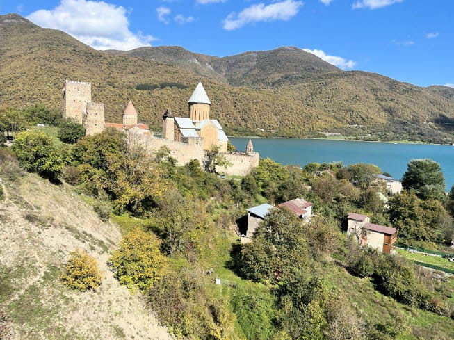 Die Wehrkirche Ananuri an der Georgischen Herrstrae. Narikala (georgisch: ???????a) ist ein altes Fort, das den Fluss Mtkwari (Kura) und die Hauptstadt Tiflis, Georgien, berblickt. Auf einem steilen Hgel zwischen den Schwefelbdern und den botanischen I