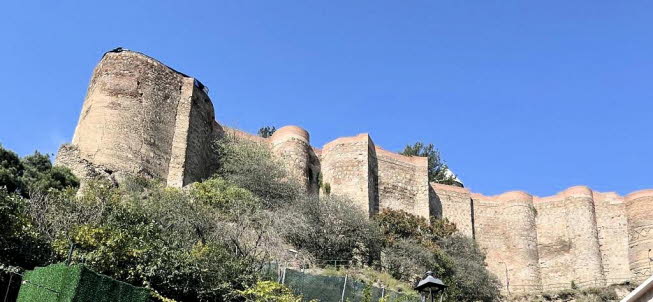 Festung Narikala: Narikala (georgisch: ???????a) ist ein altes Fort, das den Fluss Mtkwari (Kura) und die Hauptstadt Tiflis, Georgien, berblickt. Auf einem steilen Hgel zwischen den Schwefelbdern und den botanischen Grten von Tiflis befinden sich zwei