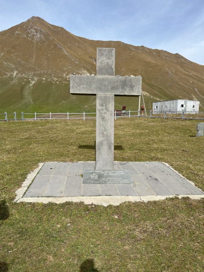 Friedhof am Kreuzpass, der Grber deutscher Kriegsgefangener enthlt. Friedhof der deutschen Soldaten: Der Kreuzpass ist ein Gebirgspass im nrdlichen Teil des Groen Kaukasus. Er verbindet das Tal des Terek-Oberlaufs mit dem brigen Land ber die Hauptst