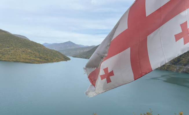 Georgische Flagge vor dem Stausee Jinwali