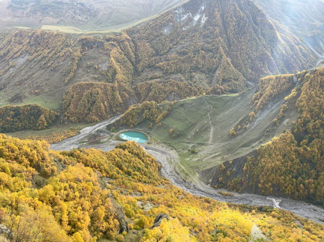 Groer Kaukasus: Die Georgische Heerstrae ist der historische Name einer Fernstrae im Groen Kaukasus. Sie ist 213 Kilometer lang und durchquert das Gebirge zwischen Russland und Georgien. Die Heerstrae folgt einer Route, die von Soldaten und Hndlern 