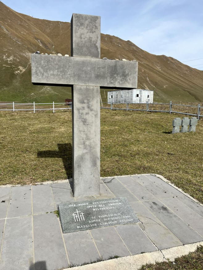 Hier ruhen Kriegsgefangenen-Opfer des Zweiten Weltkrieges: Der Sairme-Friedhof zhlt mit seinen 50 Grbern zu den weniger groen. Der Ort befindet sich am Eingang und ist als Treppe gestaltet. Jeder verstorbene Mann erhielt eine kleine Steinsule. Mitten 