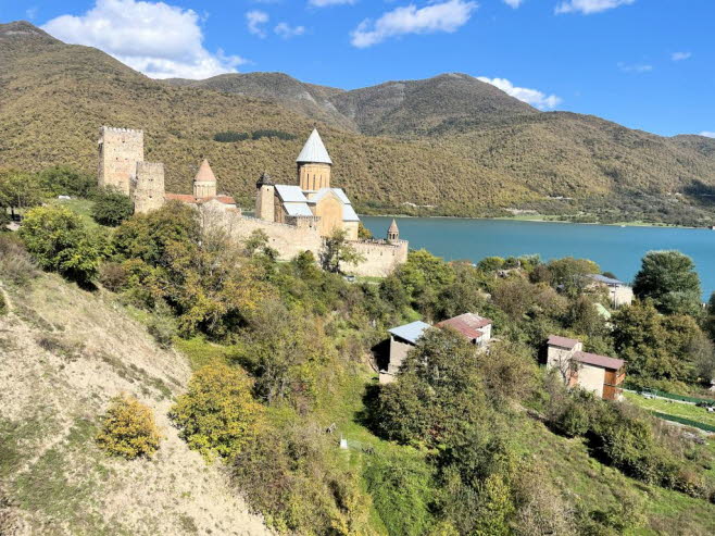 In der Nhe des gleichnamigen Dorfes in der Munizipalitt Duscheti, Region Mzcheta-Mtianeti, an der Georgischen Heerstrae befindet sich ein Schloss namens Nanuri. Seine Ursprnge reichen vom Sptmittelalter bis zur Frhen Neuzeit zurck, wobei die ltest