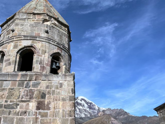 Gergeti Trinity Kirche unter dem Berg Kazbegi in Georgien