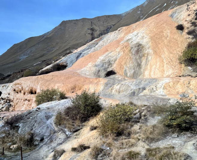 Mineralisches rotes Wasser aus den Mineralquellen in Gudauri im Bezirk Kazbegi. 