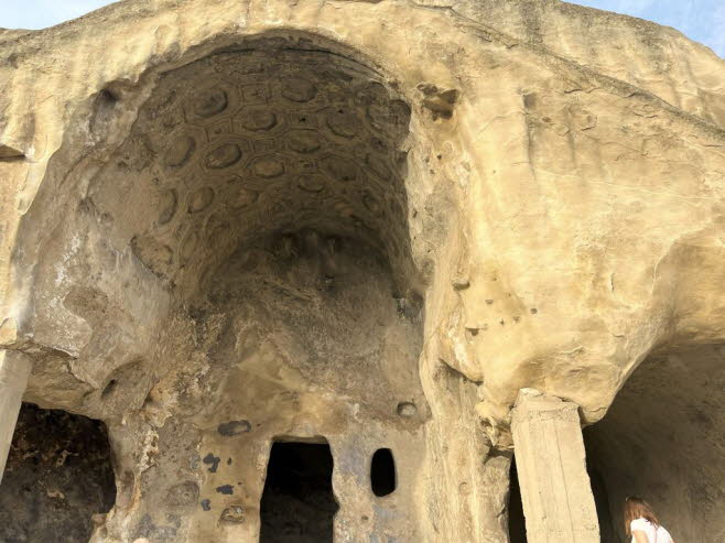 Uplisziche hatte leistungsstarke Festungsanlagen. Das Innere der Frstenkirche aus dem 10. Jahrhundert ist mit Fresken bemalt und steht auf dem hchsten Punkt. Tamaris Darbasi, auch Tamaras Halle genannt, ist das grte Gebude der Anlage. Es handelt si