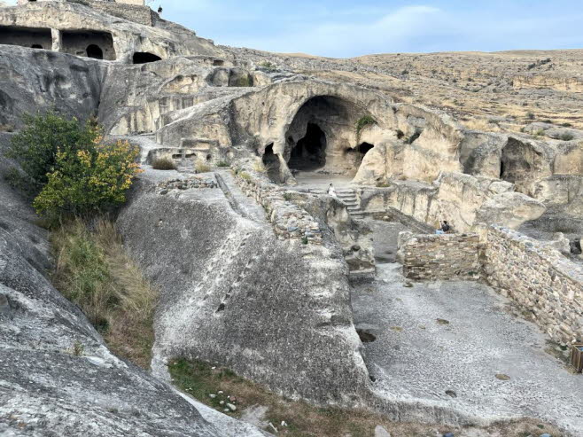 Eine Apotheke, eine Bckerei, ein Lagerhaus, ein Gefngnis, ein Markt und ein Amphitheater waren vorhanden. Archologen haben Orte gefunden, wo Tiere geopfert worden waren.