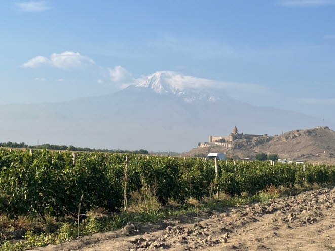 Das Kloster Chor Virap zhlt nicht nur zu den bedeutendsten religisen Klstern Armeniens, sondern ist auch eines der attraktivsten Wahrzeichen von Eriwan. Etwa 40 Kilometer sdlich von Yerevan befindet sich das Kloster Chor Virap, das mit dem Bus leicht 