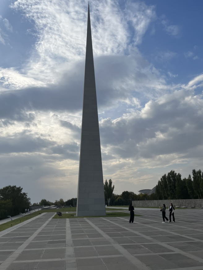 In den Jahren 1915/16 wurden Hunderttausende Armenier von Soldaten des Osmanischen Reiches durch Massaker und Todesmrsche absichtlich gettet. Viele Historiker erkennen den Genozid vor dem Genozid ebenfalls als solchen an. Seine Ablehnung kann in Frank