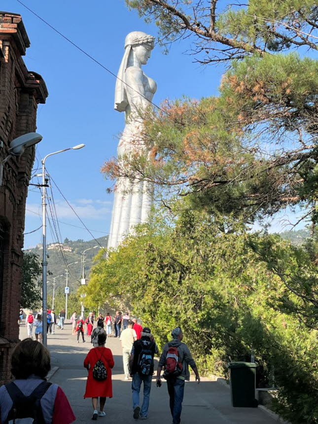 Kartlis Deda, Mutter Georgiens, von Bildhauer Elgudscha Amaschukeli, Statue auf dem Sololaki-Gebirgskamm ber der Altstadt