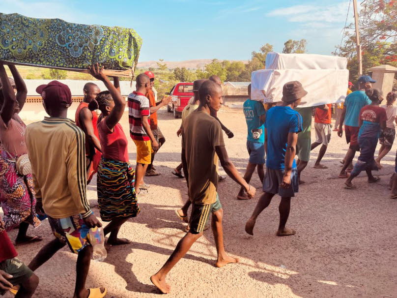 Die Famadihana ist eine rituelle Umbettung der Toten auf Madagaskar. In den traditionellen Dorfgemeinschaften werden die Gebeine der Vorfahren mindestens alle zehn Jahre ausgegraben. Jeder Familienclan (foko) feiert das Fest in einem eigenen Rhythmus. Die