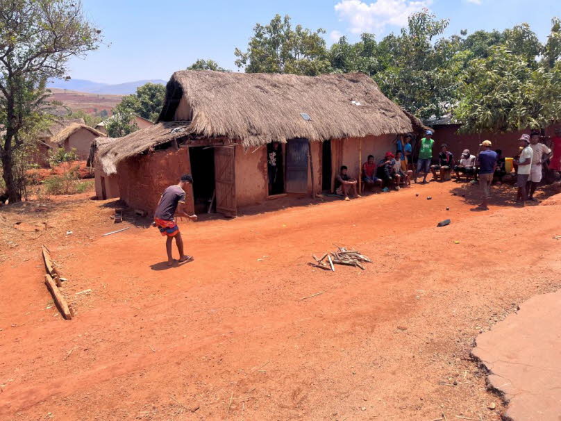 Huser aus traditionellem Lehm in Madagaskar In der Regel errichten die Hochlandvlker Merina un Betsileo ihre Huser aus Ziegelsteinen und bauen sie zweistckig. Zur Verbesserung der Durchlftung bauen die Vlker an der Kste hufiger aus Holz, und ihre 