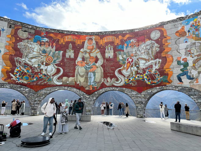 Das monumentale Denkmal zur 200-jhrigen georgisch-russischen Freundschaft ist ein besonderes Relikt aus der Zeit der Sowjetunion. Es wird ein Zyklus von russischen und georgischen Legenden dargestellt, der sich um die Figur von Mtterchen Russland dreh