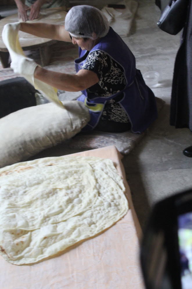 Das traditionelle armenische Lavash wird in einem Tandoor-Backofen zubereitet. Dadurch erhlt es einen besonderen Geschmack und eine besondere Textur: sprudelnd, weich und knusprig, mit Holzrauch berzogen. Der Teig soll flach herausgerollt und an der hei