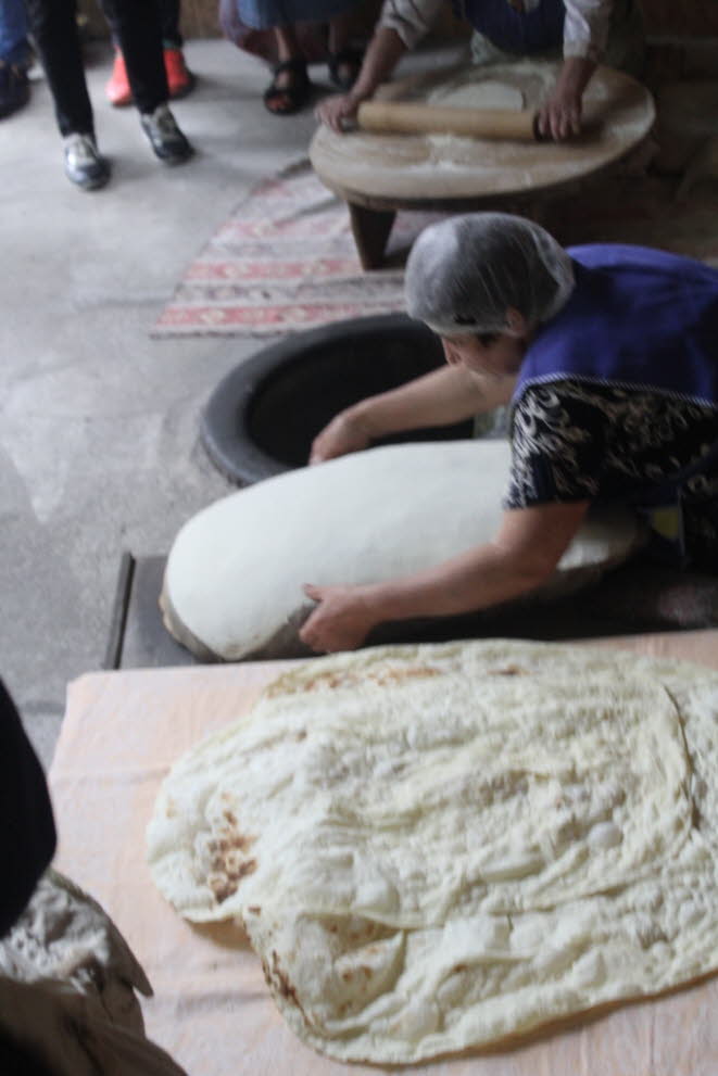 Lavash besteht aus Mehl, Wasser und Salz und ist ein schlichtes Brot. Manche Lavash-Varianten sind zwar ungesuert, aber diemeisten werden mit einer alten Teig-Methode gesuert. 