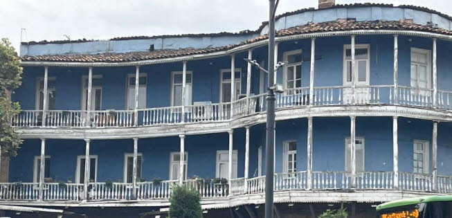 Typische hlzerne Balkone: Die neoklassizistischen Gebude fallen beim Spazierengehen durch die belaubte Altstadt von Tbilisi sofort ins Auge. Nur wenige dieser Huser wurden neu gestaltet, wodurch der Charme der Stadt nur noch authentischer wird. In der g