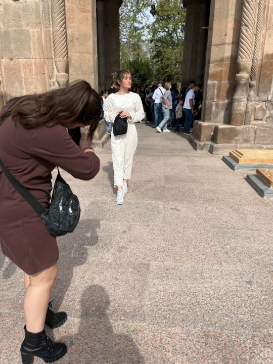 Kathedrale von Etschmiadsin  und das Handy  - Richtig posen...