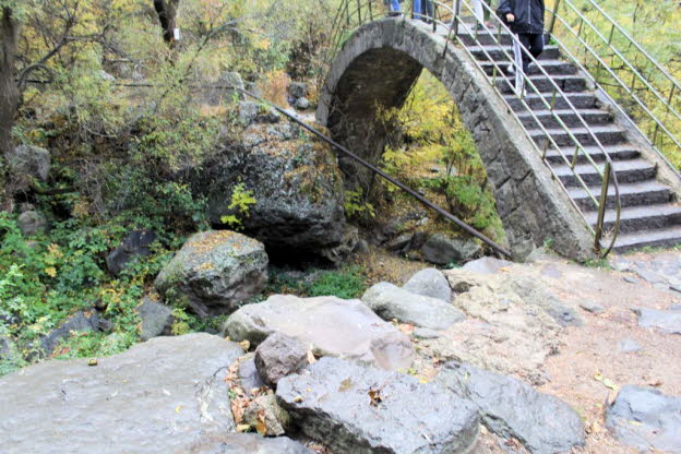 Reisen und Knipsen statt Beten und Arbeiten im Kloster Geghard in Armenien (17)