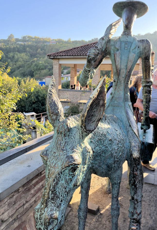 Spaziergang durch die Altstadt: Statue des Heilers auf dem Esel 