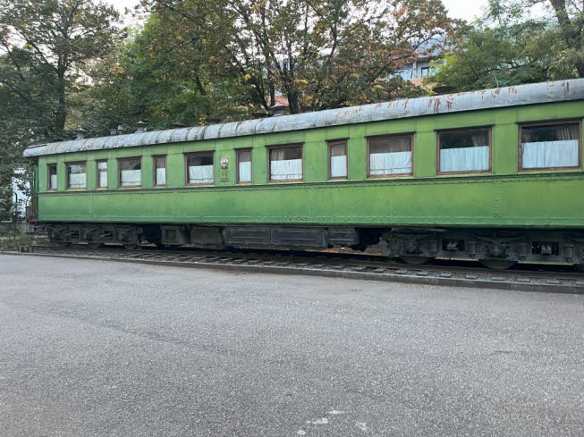 Stalins Wagen im Museum von Gori: Der Wagen steht auf Schienen rechts vom Ausstellungsgebude. Mit diesem Wagen fuhr Stalin nach Teheran, Jalta und Potsdam.  Der Wagen wurde vor der Revolution in Sankt Petersburg gebaut. Er ist gepanzert und das Gewicht b9