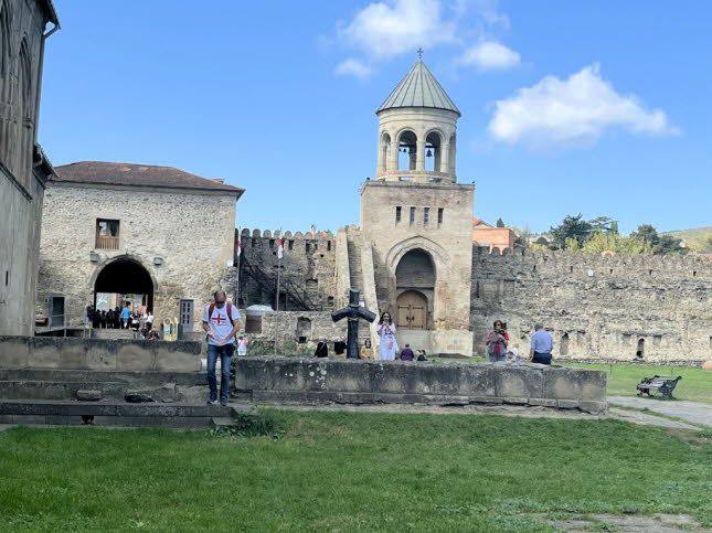 Swetizchoweli-Kathedrale: Die Swetizchoweli-Kathedrale befindet sich mitten in der Stadt Mzcheta, etwa 20 Kilometer von der heutigen georgischen Hauptstadt Tiflis. Der Name des Gebudes Kathedrale der lebensspendenden Sule kann bersetzt werden. Der Ar