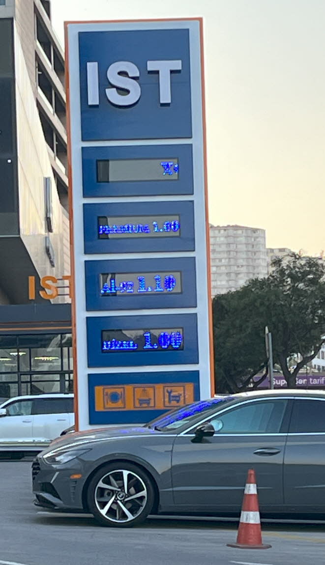 Tankstelle in Baku: Einige durchschnittliche Lebenshaltungskosten in Aserbaidschan im Oktober 2024 sind (in AZN und USD):Superbenzin Liter 0,59 Euro. Monatliche Miete (1 Schlafzimmer Wohnung): 600AZN ($ 350),Nebenkosten (monatlicher Durchschnitt): 75AZN (